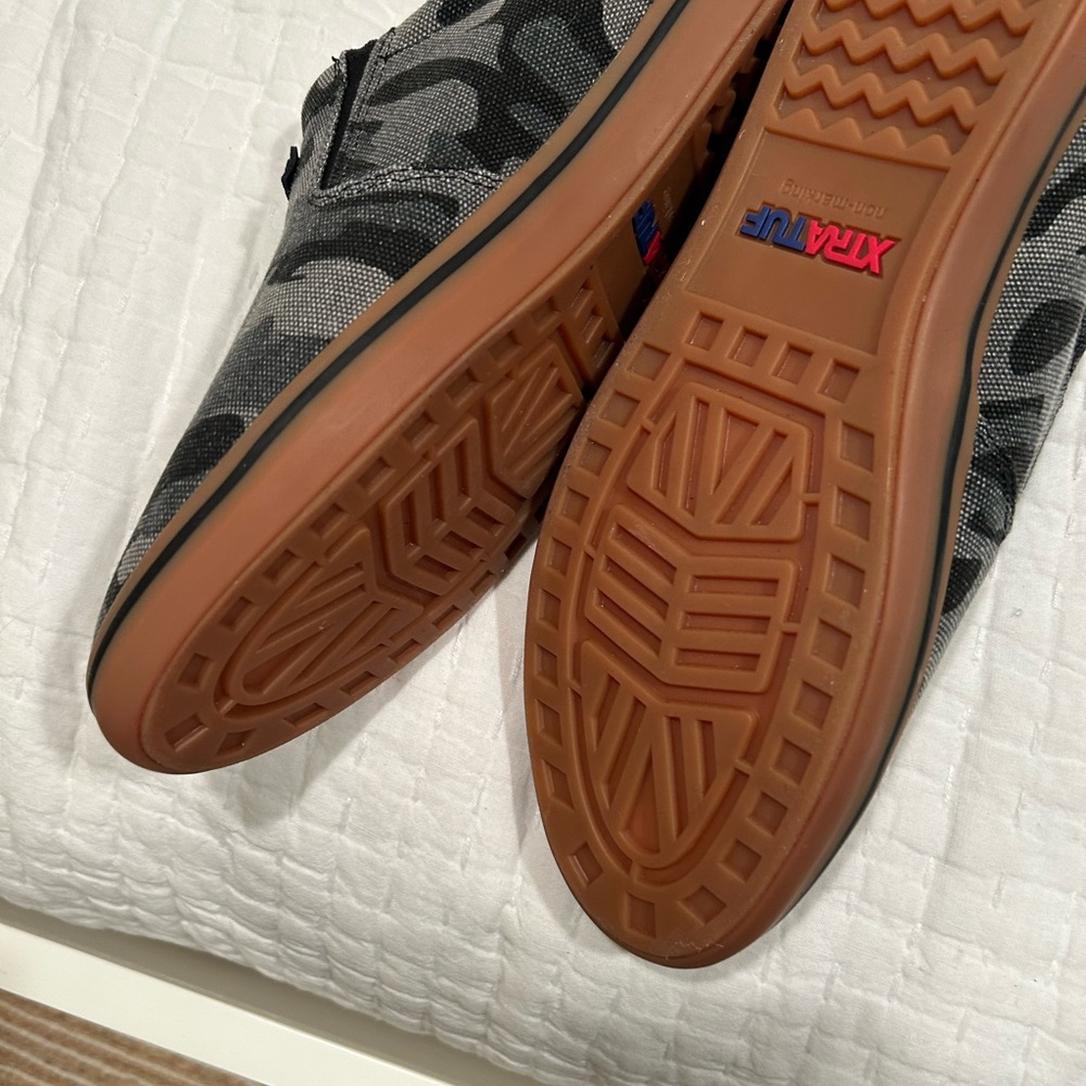 xtratuf men's canvas sharkbyte deck shoes 10